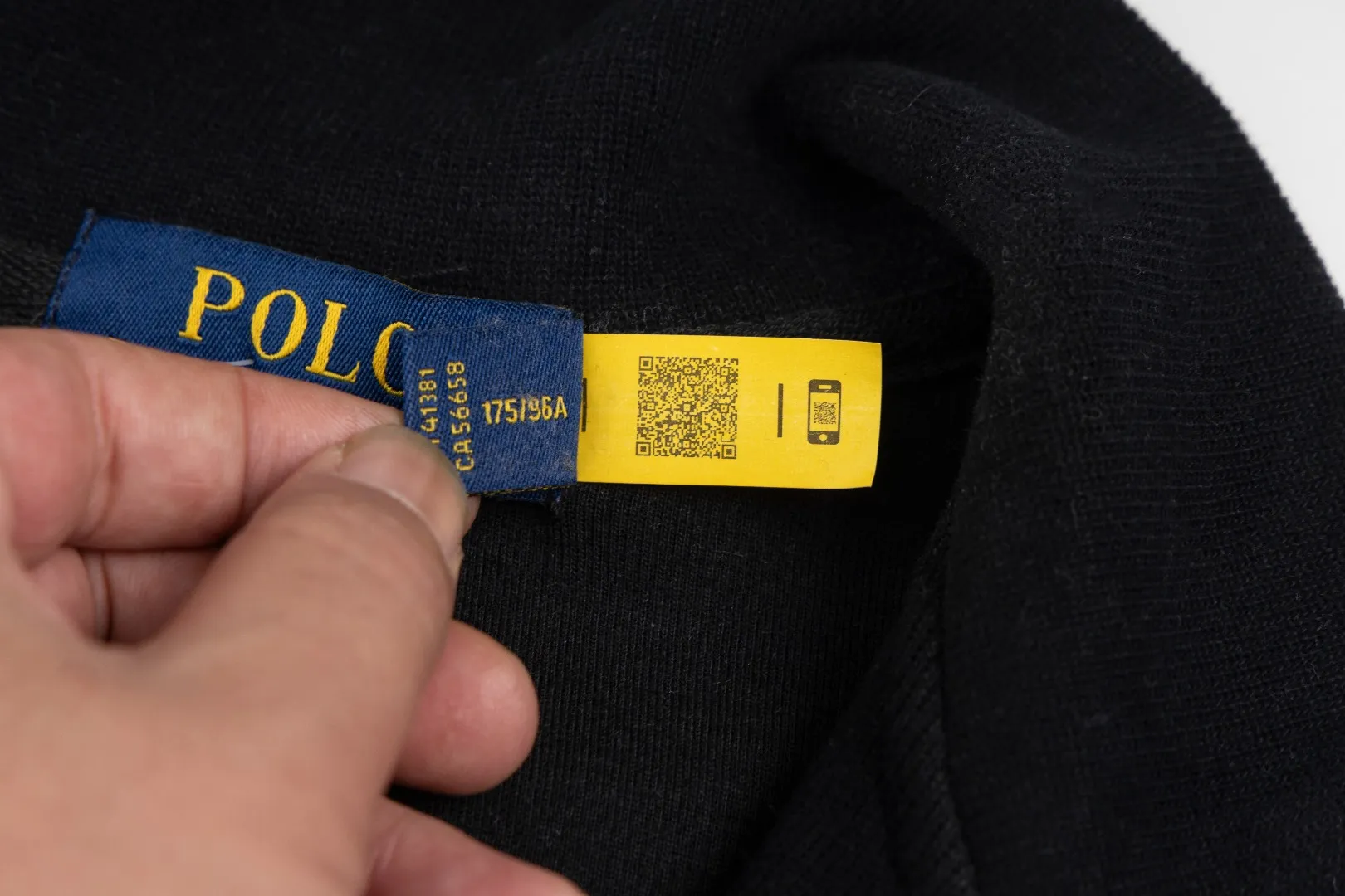 P230 #R97 Ralph lauren twelve-color embroidered pony logo half-zip high-neck long-sleeved knitted sweatshirt. The same style for men and women. The new half-zip sweatshirt for couples to wear in autumn is here! This kind of sweatshirt is really popular this year, even more popular than the hooded sweatshirt. Open the zipper and it can be used as a large lapel, which makes it more fashionable. The color of the classic design of the little war horse on the chest is matched with the embroidery. The simple zipper design echoes the brand logo, so you don’t need to match too much. The sweater version is loose enough! The fabric is custom-woven and dyed 100 cotton. 320g high gram weight 100% cotton knitted cotton with a certain thickness. The fabric is soft and comfortable, and the three-dimensional fabric is full of texture. The stitching is three needles and five threads, which is beautiful and strong. The pattern is also good. Although it is loose, it does not look bulky! - It is not a popular color scheme on the street. The color is pure and highly recommended. The upper body has a particularly high rate of turning heads. Loose style. Big drop shoulder OS style. Same style for men and women. Couple wear. Versatile and practical! Color: Gray, navy, khaki, green label, oatmeal brown label, apricot, black, army green, burgundy, pink, dark gray, light blue, white. Size: S M L XL Length: 70/72/74/76 Bust: 53.5/55.5/57.5/58.5 Shoulder width: 44/45/46/47 Sleeve length: 61/62/63/64